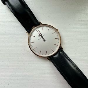 Classic Daniel Wellington black leather watch